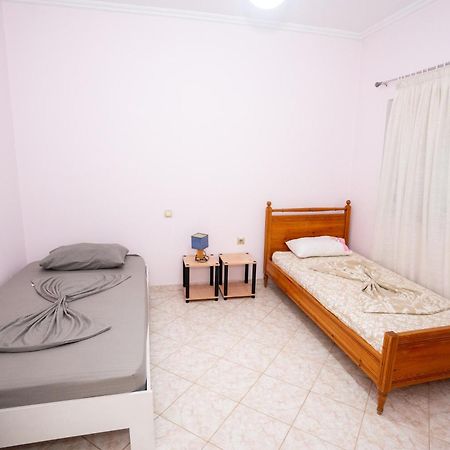 Connie'S Apartments ซารานเดอ ภายนอก รูปภาพ